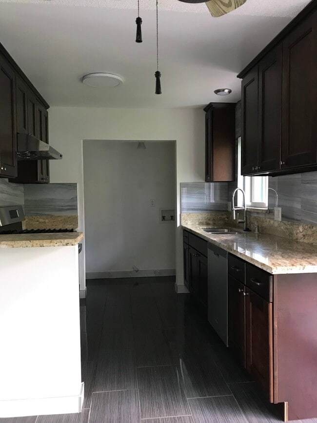 Washer/Dryer Hook ups - 207 Mooney Dr