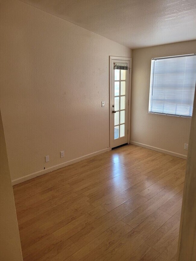 Foto del edificio - Second story 2/2 condo with easy access to I-10 and 60 FWY.