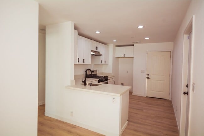 Foto del edificio - 8252 Bennett Ave