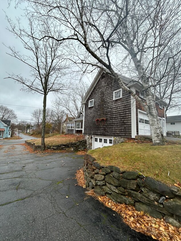 Foto principal - Single Family Cape AVAILABLE in Rochester,...