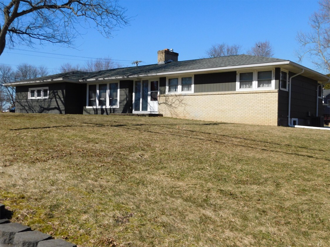 Primary Photo - 6 Hillcrest Dr