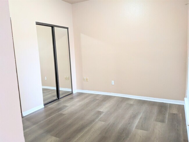 Foto del edificio - 10855 Meadowglen Ln