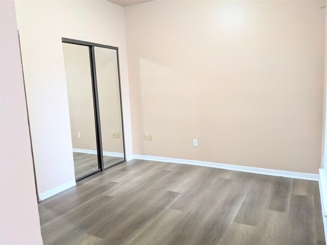 Building Photo - 10855 Meadowglen Ln