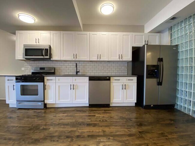 Amplia cocina con pisos de madera noble - 2140 N Halsted