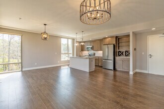 Building Photo - 11 Edgewater Cir