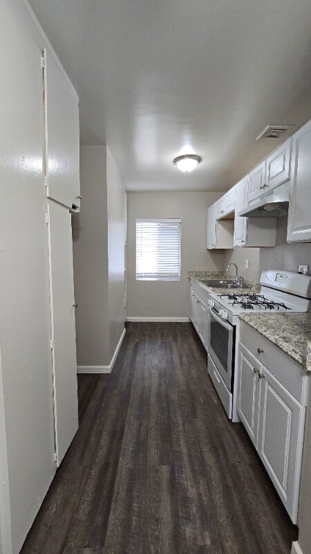 Building Photo - 409 N Los Robles Ave