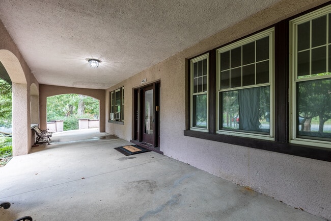 Porche delantero - 4412 Erie Ave