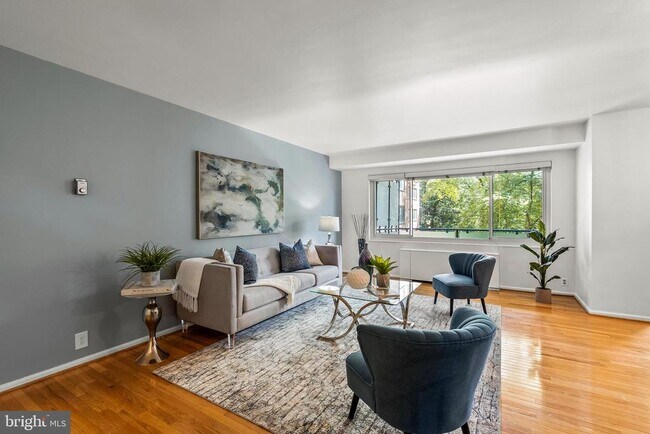 Foto del edificio - 4201 Cathedral Ave NW
