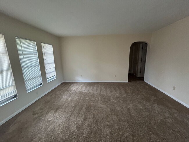 Foto del edificio - Freshly painted interior and new carpet in living room spacious home off Country Club Blvd