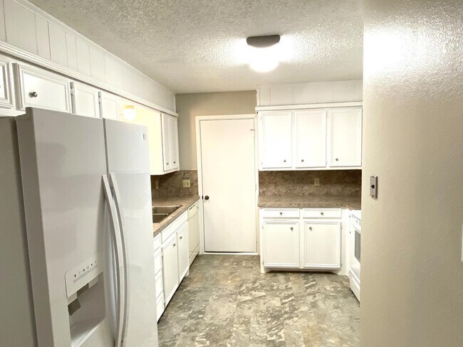 Building Photo - 9818 Jordan Ave