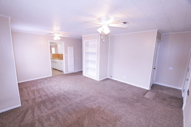 Building Photo - *Move-In Special* 1005 Montrose Dr, Port N...