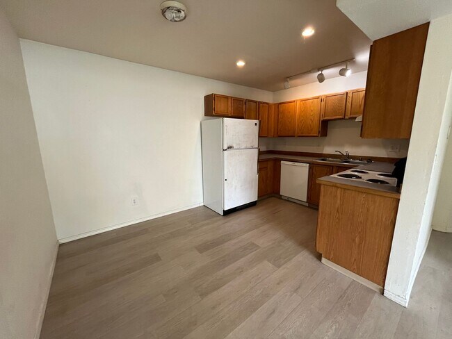 Building Photo - 4 Bed, 2 Bath Townhome-Style Duplex Near W...