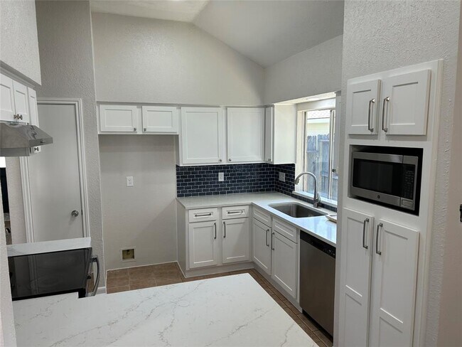 Building Photo - 8639 Sunny Ridge Dr