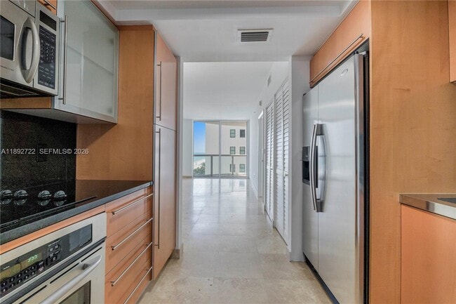 Foto del edificio - 6365 Collins Ave