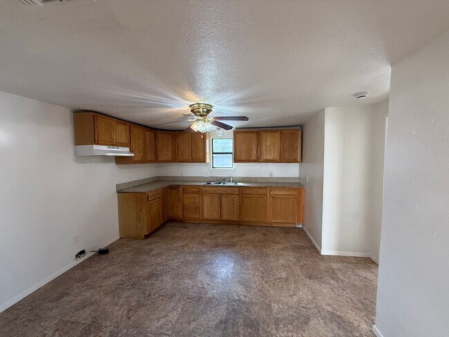 Foto del edificio - 6 MONTH LEASE!! CUTE 2 bedroom, 1.5 bath home AVAILABLE NOW!