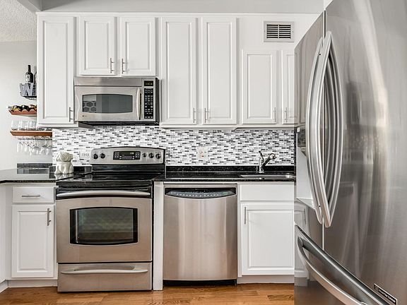 Kitchen - 350 W Belden Ave