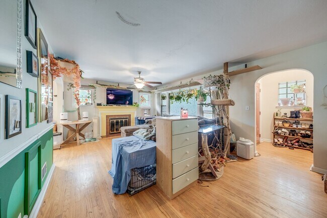 Foto del edificio - Charming 2-Bedroom Home with Bonus Space &...