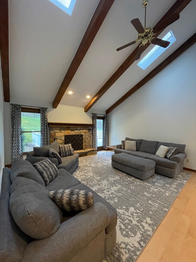 Building Photo - 4683 Shadyside Ln