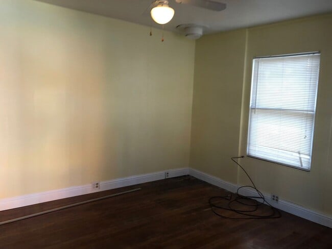 Foto del edificio - ALL UTILITIES INCLUDED - ONE BLOCK FROM UN...