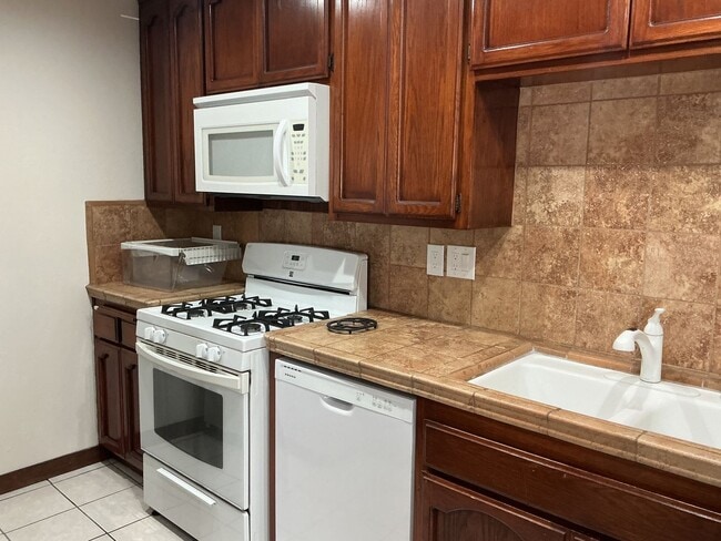 Building Photo - Los Caballeros #301