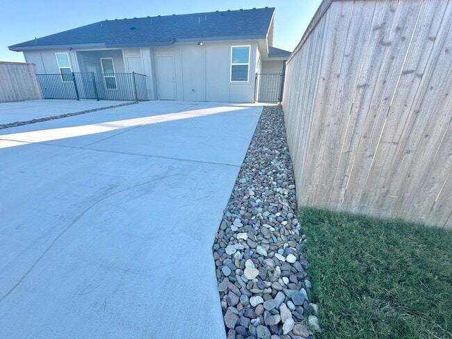 Foto del edificio - AVAILABLE NOW!