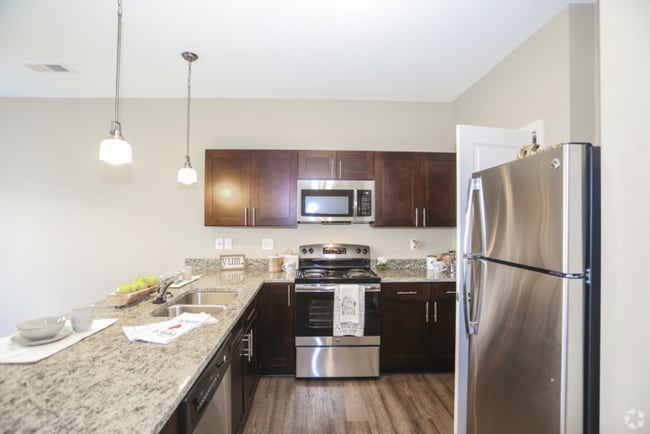 Building Photo - Beautiful 3 Bedroom 2.5 bath Town-home