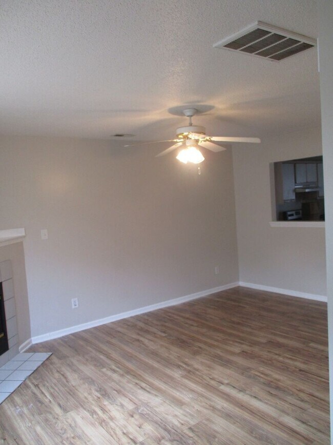 Building Photo - 2 Bedroom 2 Bath Townhouse