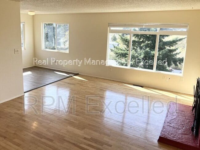 Building Photo - 5631 16th Ave SW