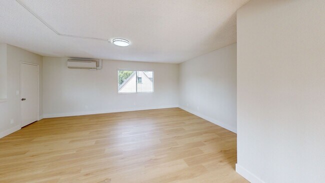 Building Photo - AVAILABLE NOW!!! 2 BEDROOM / 1 BATHROOM UP...