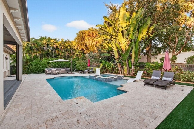 Building Photo - 17662 Cadena Dr