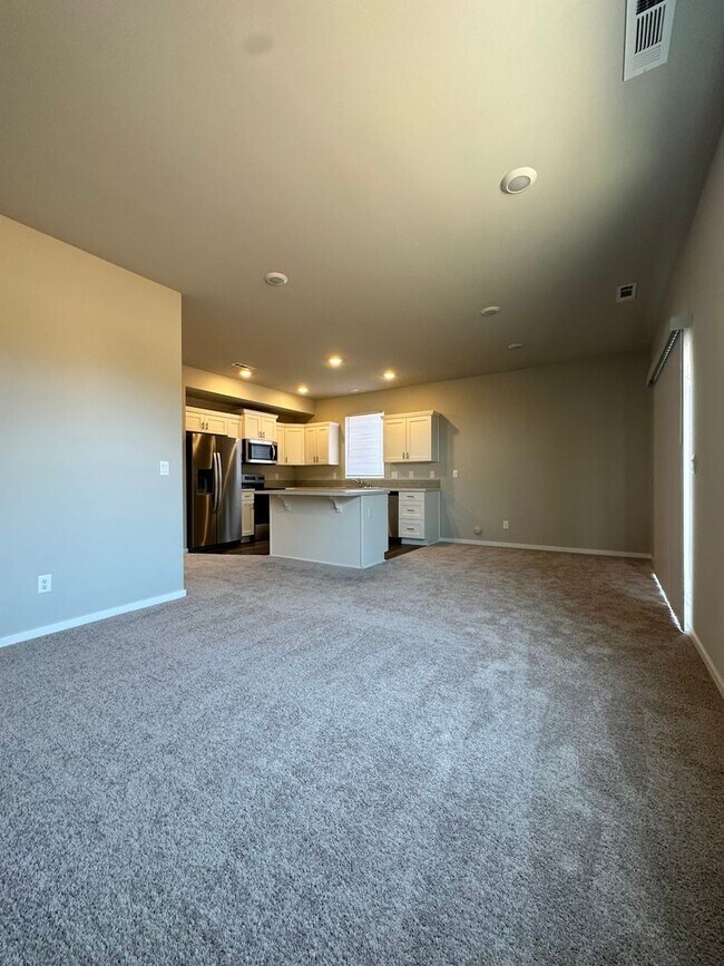 Building Photo - Rare NEW LOW LOWER RENT for a 4bdr Brand n...