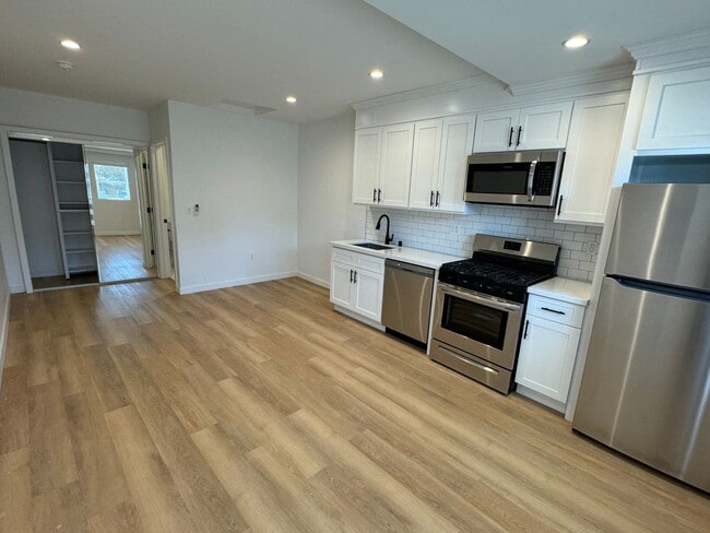 Building Photo - 6125 Whitsett Ave
