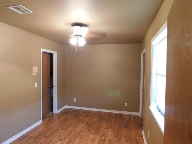 Building Photo - 3607 W Lakeview Dr