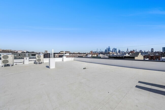 Building Photo - 706 Madison St