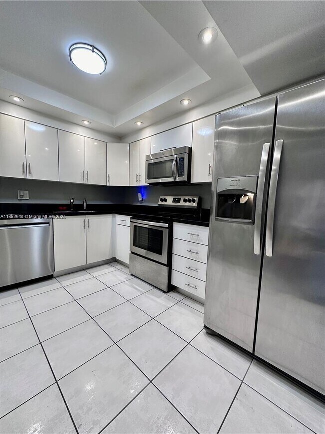 Building Photo - 2500 Parkview Dr
