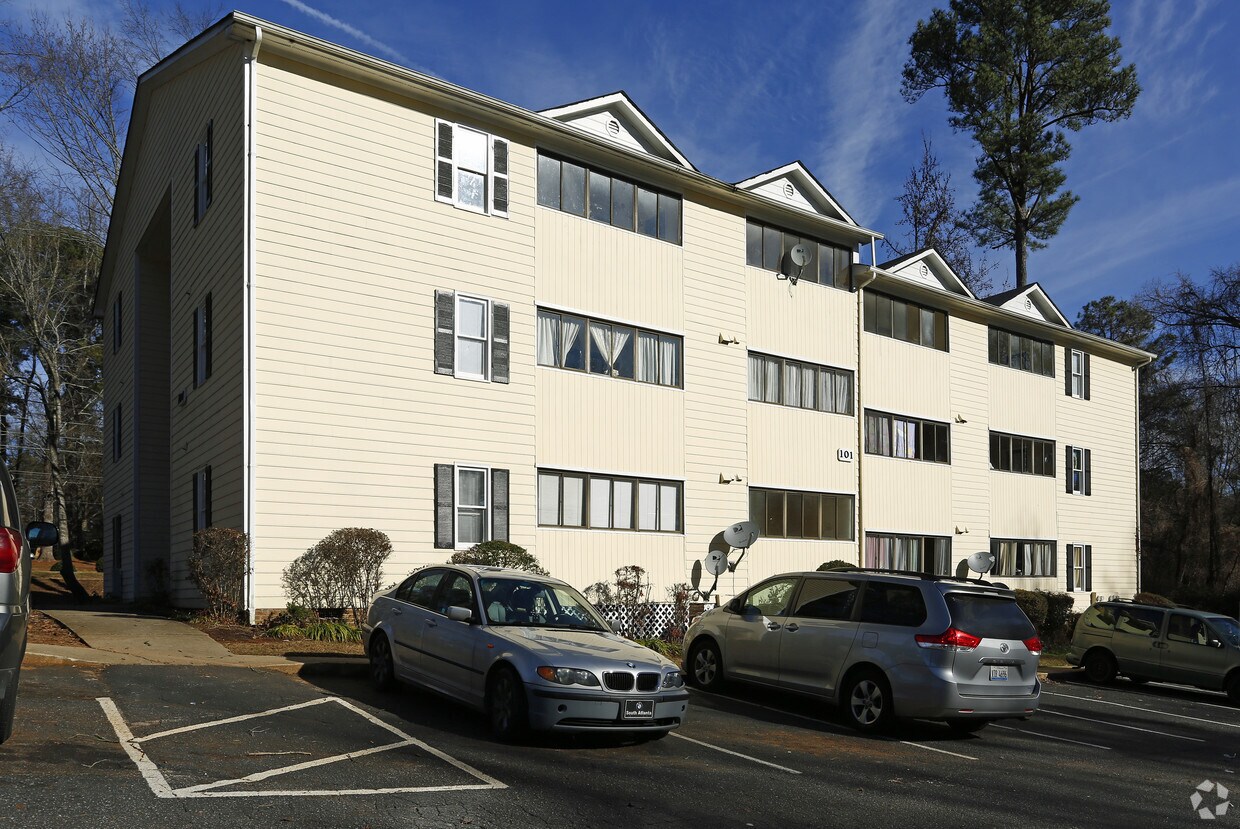 Clarendon Apartments and Townhomes Raleigh, NC