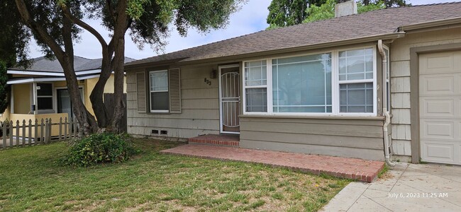 Building Photo - Charming Single Story Home is Centrally Lo...