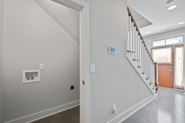 Building Photo - 1069 E Trinity Ln