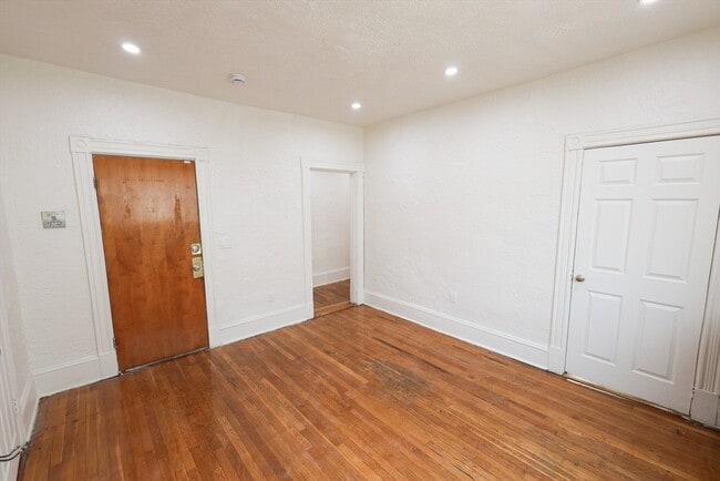 Building Photo - 114 Amory St