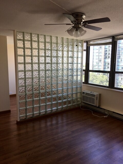Foto del edificio - 2740 N Pine Grove Ave