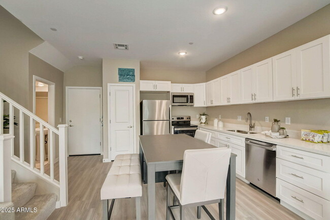 Building Photo - 16601 N Parkview Pl