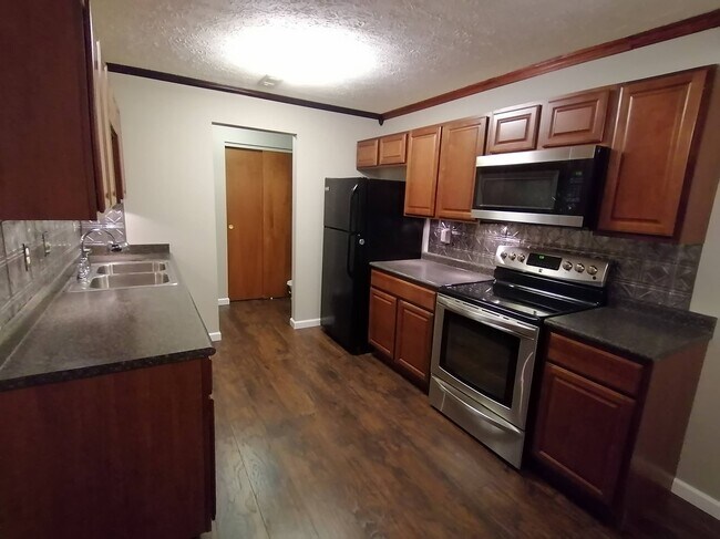 Building Photo - 2060 Woodtrail Dr
