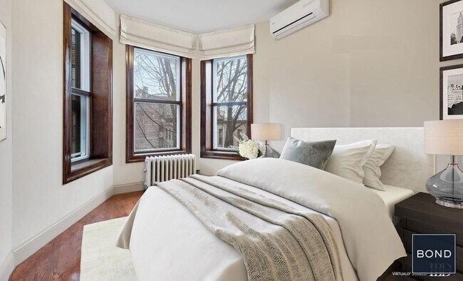 Building Photo - Incredible Split bedroom home with high ce...