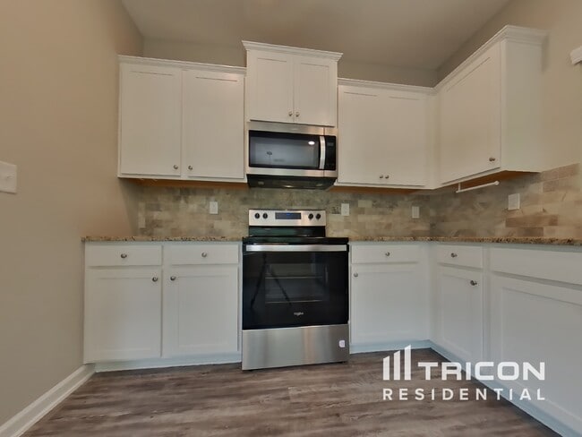 Building Photo - 456 Clematis Court