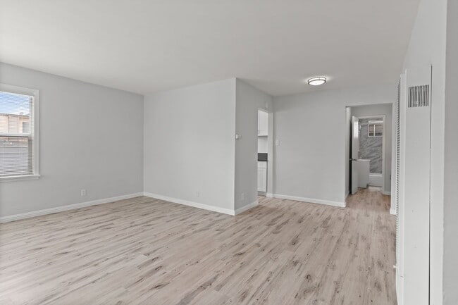 Building Photo - 935 N Washington Pl