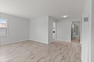 Building Photo - 935 N Washington Pl