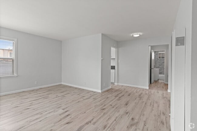 Building Photo - 935 N Washington Pl