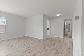 Building Photo - 935 N Washington Pl