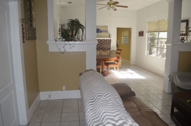 Foto del edificio - 3807 N Tampa St