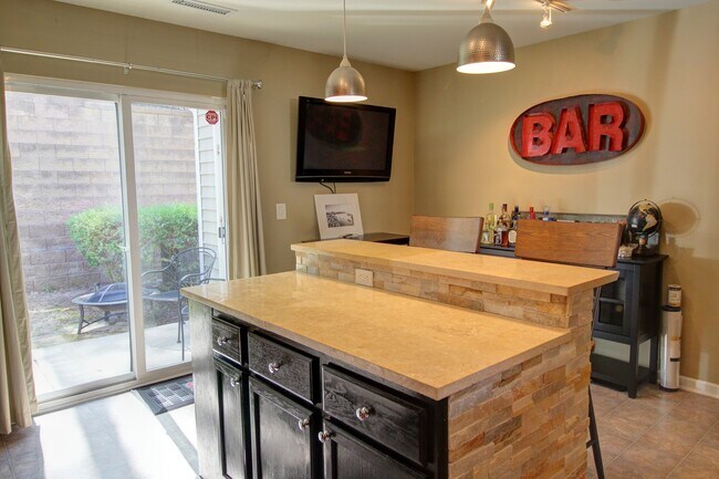 Foto del edificio - Beautiful 3 Floor Townhouse in Durham's Stratford Lakes Neighborhood!